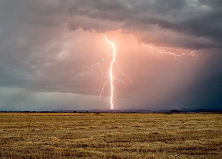 Fulgerul a ucis o femeie la Ungheni