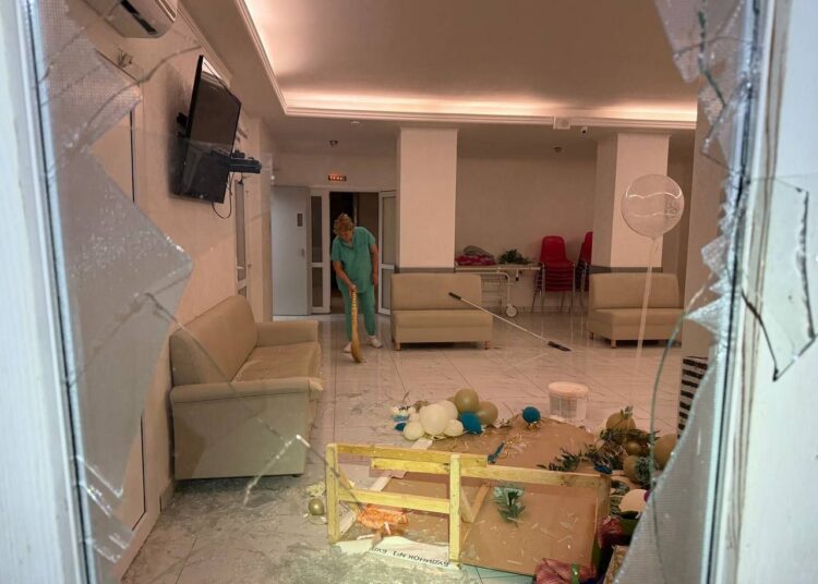 VIDEO // Rușii au bombardat „masiv” Kievul și Odesa. O maternitate, ținta dronelor rusești