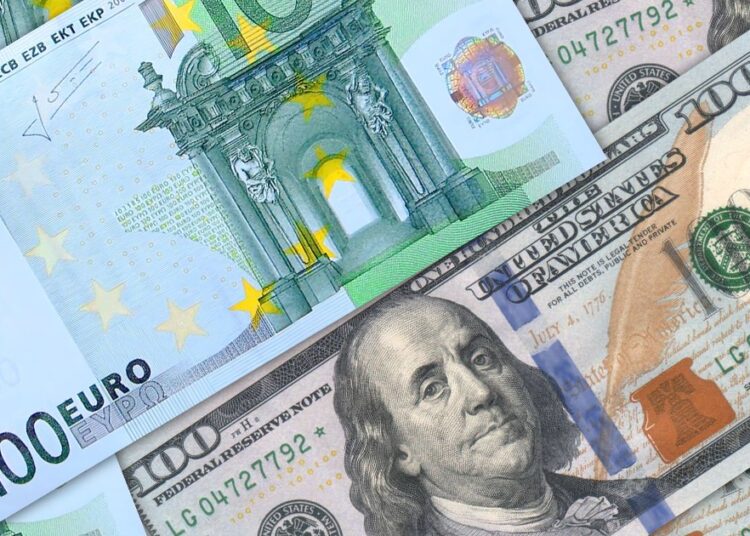 Fluctuații valutare: Euro se ieftinește, dolarul și leul românesc urcă ușor