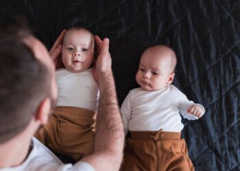 Tații de gemeni sau tripleți vor beneficia de concediu paternal extins și de indemnizație paternală ajustată