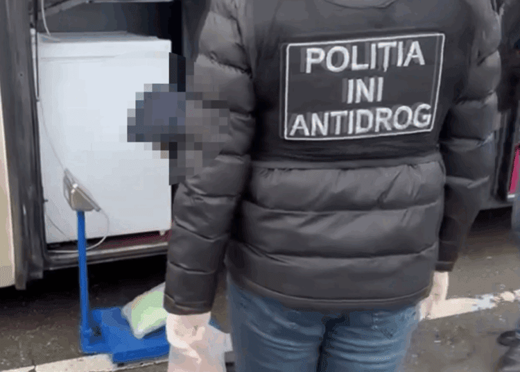 Grup specializat în vânzarea de droguri, destructurat la Chișinău. Doi bărbați arestați