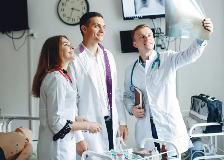 Deficit de 700 de cadre medicale. Ce soluții propune Ministerul Sănătății