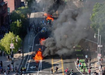 Autostrăzi blocate și mașini în flăcări: Proteste uriașe în Los Angeles. Trump cere arestarea protestatarilor care poartă măști