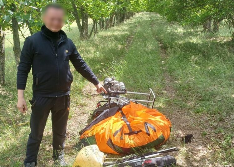 FOTO // Cu paramotorul peste graniță. Un ucrainean, prins la 8 km de la linia frontierei