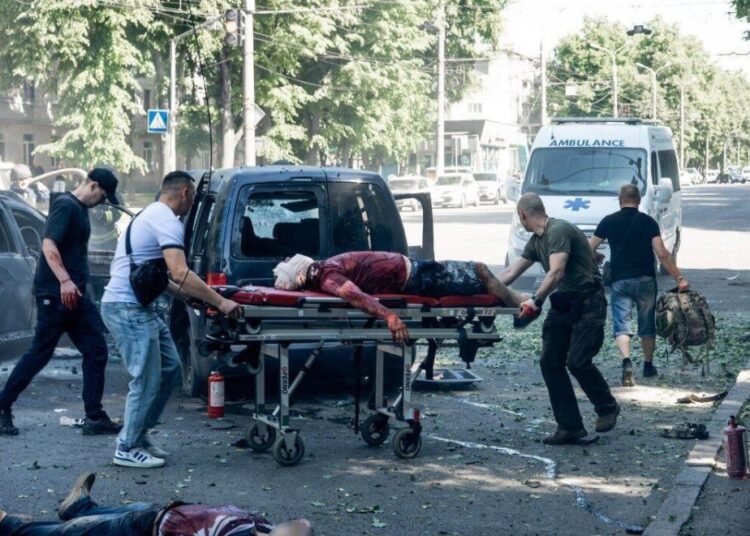 FOTO // Cel puțin doi oameni au fost uciși și 20 răniți într-un atac rusesc asupra Sumî, Ucraina