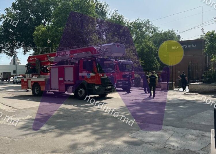 FOTO/VIDEO // Un restaurant din centrul municipiul Bălți a luat foc