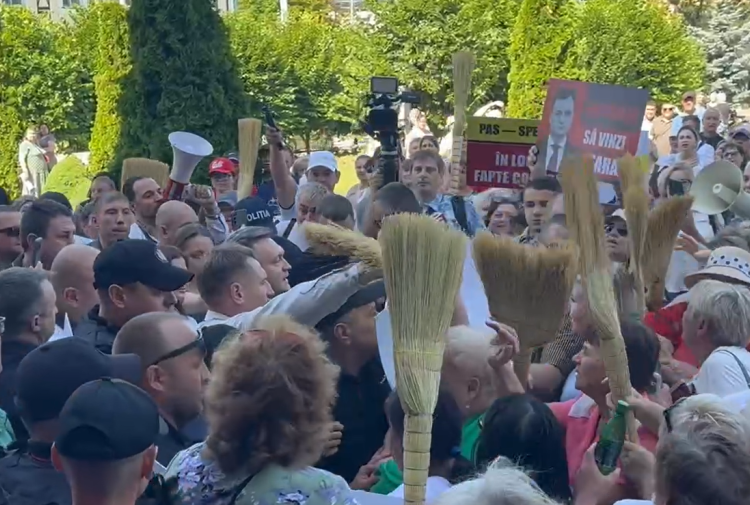 VIDEO // Recean vine cu o reacție după ce a fost întâlnit cu mături și pancarte: O grupare criminală folosește oamenii cu scopul de a scăpa de închisoare