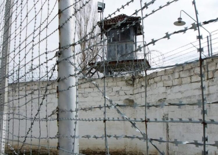 Bătaie dură la penitenciarul din Soroca. Un pușcăriaș i-a tăiat beregata unui tânăr cu un ciob de borcan