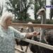 VIDEO // O mică grădină zoologică, dezvoltată la periferia satului Pelinia: struți, păuni sau iepuri. Ferma vinde cele mai naturale produse