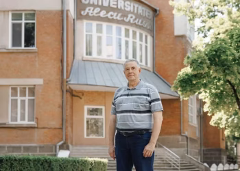 FOTO // De pe puntea unei nave, în băncile Universității Vârstei a Treia: Andrii Vlokh, refugiatul ucrainean care a devenit student la Bălți