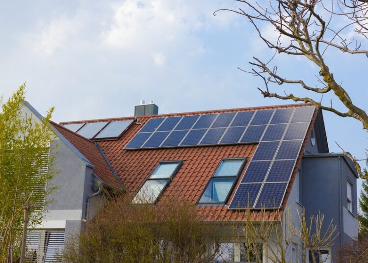 Vești bune pentru micii producători de energie verde. Guvernul majorează plafonul pentru instalațiile fotovoltaice casnice la 10 kW