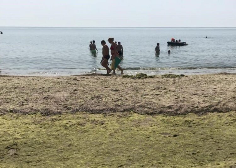 Două persoane au murit după ce au călcat pe o mină pe o plajă din Zatoka