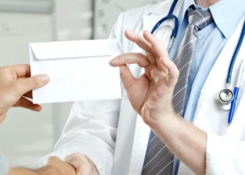Un medic din nordul țării, acuzat de 14 acte de corupere pasivă. Riscă amendă de până la 100 000 de lei