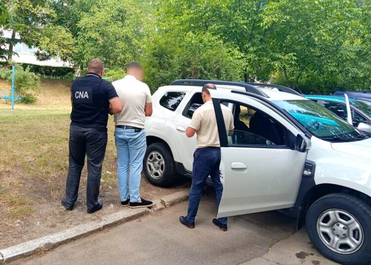 4000 de euro pentru permise auto false. Un bărbat din Chișinău, reținut pentru trafic de influență