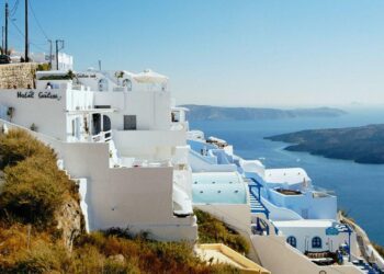Grecia introduce o nouă taxă! Câți bani vor plăti, în plus, turiștii care ajung în aceste destinații