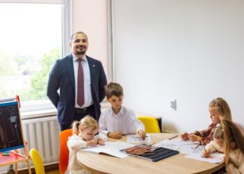 Părinții, sprijiniți prin lege: Angajatorii pot crea spații pentru copii la locul de muncă