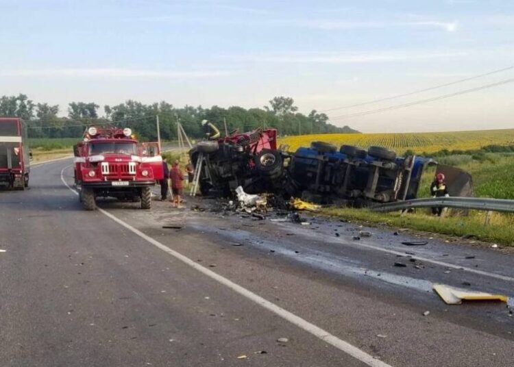FOTO // Două camioane s-au ciocnit frontal în nordul țării. Un șofer a decedat pe loc