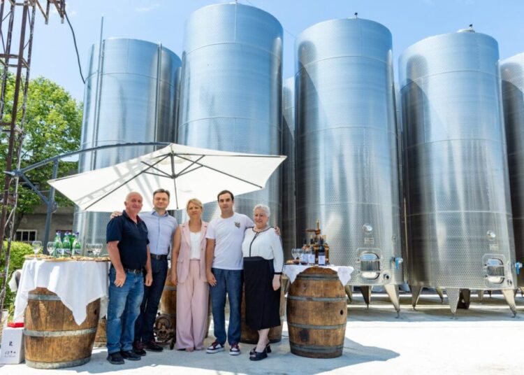 FOTO // De la vin în vrac la brand propriu. Dorin Recean, în vizită la vinăria familiei Roșca din Brătuleni