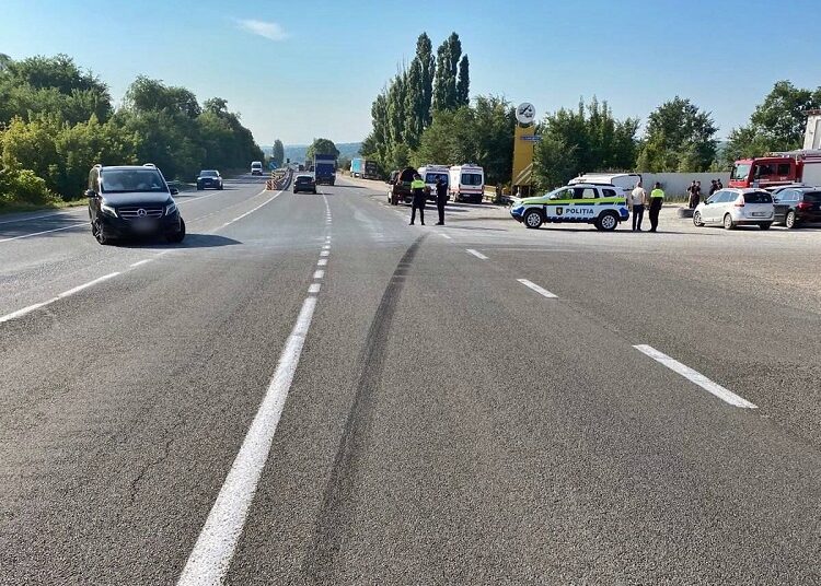 Două persoane au decedat, iar alte zece au fost rănite în urma unui grav accident rutier la Orhei