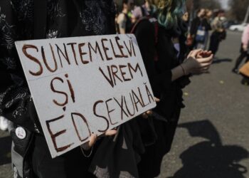 Sondaj // Jumătate din cetățenii R. Moldova susțin introducerea educației sexuale în școli