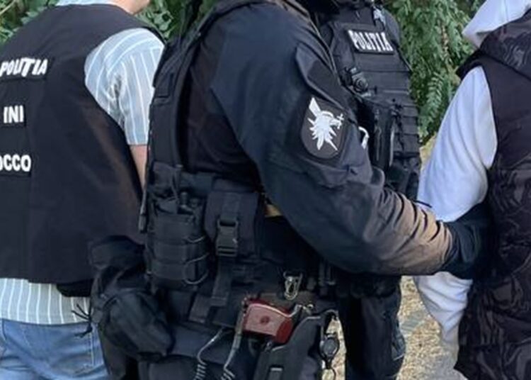 VIDEO // Afacere cu droguri la doar 18 ani. Cum au acționat oamenii legii