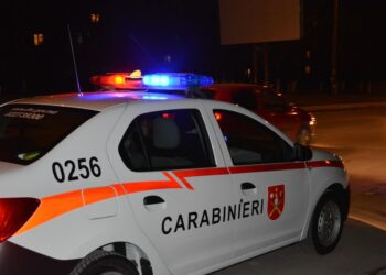 A încercat să sară din mașina carabinierilor. Isprava unui tânăr beat din Bălți