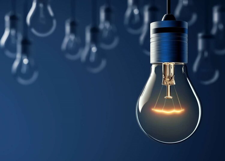 Principalii furnizori propun o ușoară ieftinire a energiei electrice