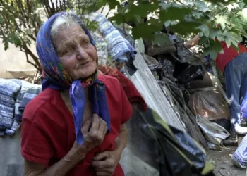 O pensionară din Bălți a transformat curtea blocului într-o groapă de gunoi