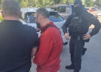 VIDEO // Reținut de mascați. Un bărbat este suspectat de spălare de bani în proporții deosebit de mari