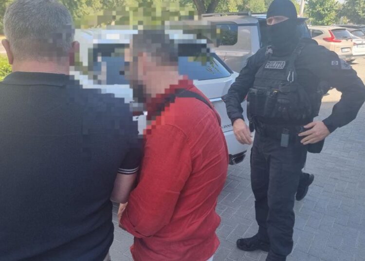 VIDEO // Reținut de mascați. Un bărbat este suspectat de spălare de bani în proporții deosebit de mari
