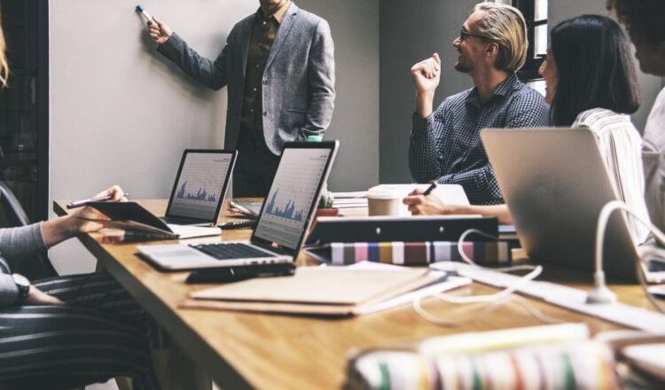 Granturi de până la 2 milioane de lei: încep înscrierile pentru programul dedicat startup-urilor tehnologice