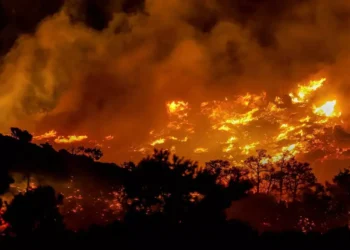 Incendiu pe insula Creta din Grecia. Case distruse, localități fără curent, turiști și localnici evacuați