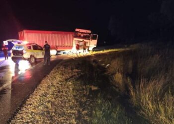 FOTO // Accident în raionul Sîngerei. Șoferul unui camion a pierdut controlul volanului și a lovit un podeț