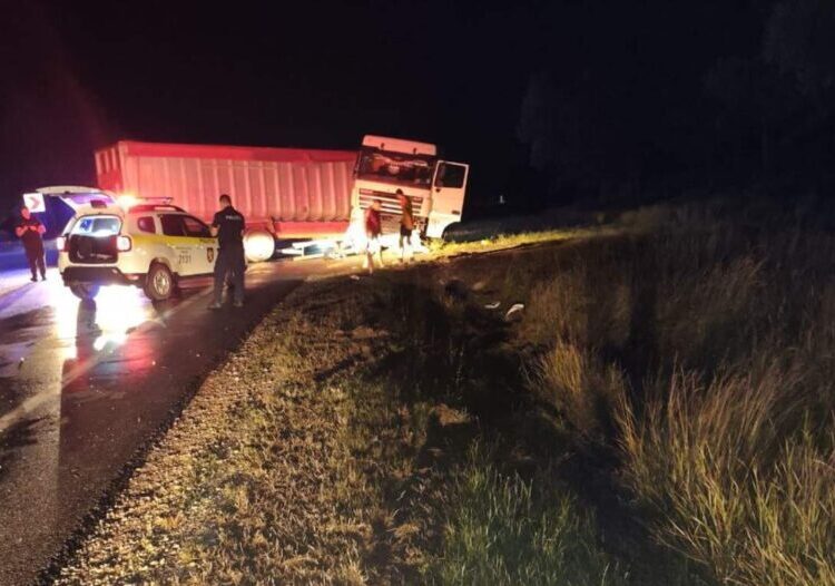FOTO // Accident în raionul Sîngerei. Șoferul unui camion a pierdut controlul volanului și a lovit un podeț