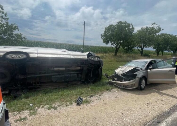 FOTO // Un microbuz s-a răsturnat după ce s-a ciocnit frontal cu un automobil la Edineț