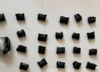 VIDEO // Doi tineri din Bălți, reținuți la Chișinău pentru distribuirea de droguri printr-un magazin online de pe Telegram