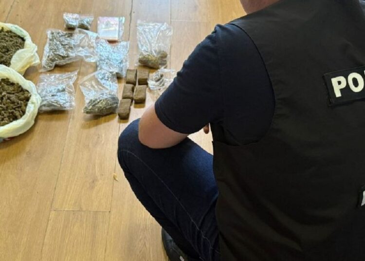 Captură de droguri la Stăuceni. Poliția ridică peste un kilogram de canabis și hașiș