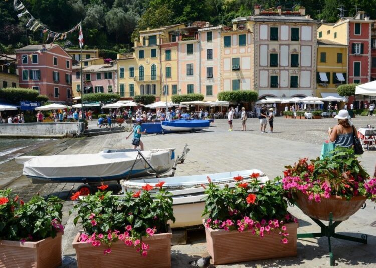 Amenzi de până la 500 de euro pentru mersul desculț. Ce alte restricţii au fost impuse într-un oraș italian