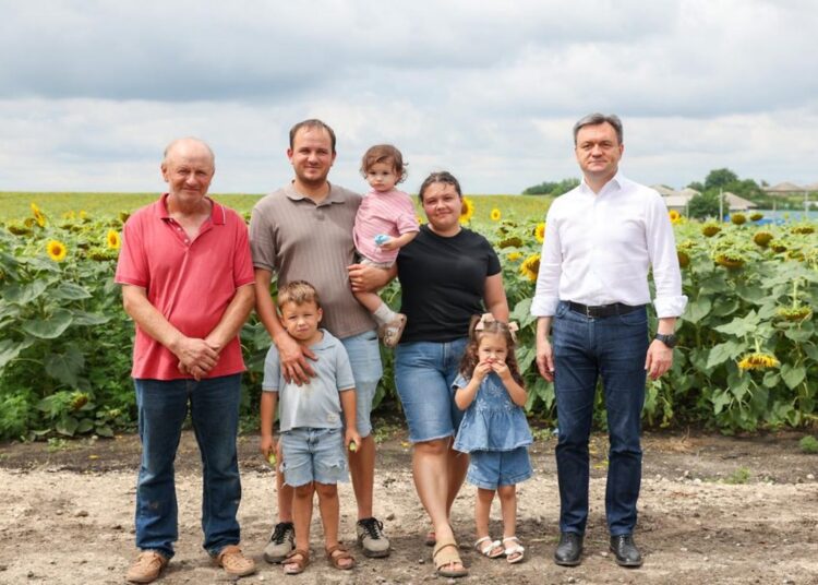 Afaceri agricole de succes în raionul Drochia. Premierul Dorin Recean a fost în ospeție la antreprenori