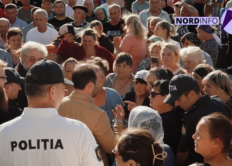 VIDEO // Ura a pus stăpânire pe satul Grinăuți. Oamenii nu pot împărți biserica după ce preotul a decis să treacă la Mitropolia Basarabiei. Vor fi alegeri