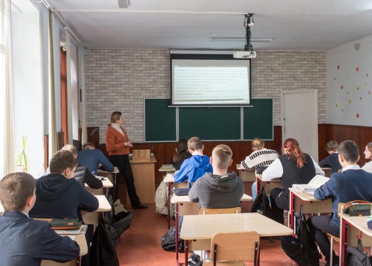 Bani pentru toți copiii din clasele I-IX din R. Moldova. Plățile vor începe la data de 4 septembrie