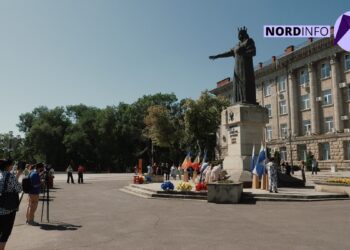 VIDEO // Flori la cel mai mare monument din țară al lui Ștefan cel Mare: Este o zi în care aducem onoruri voevodului
