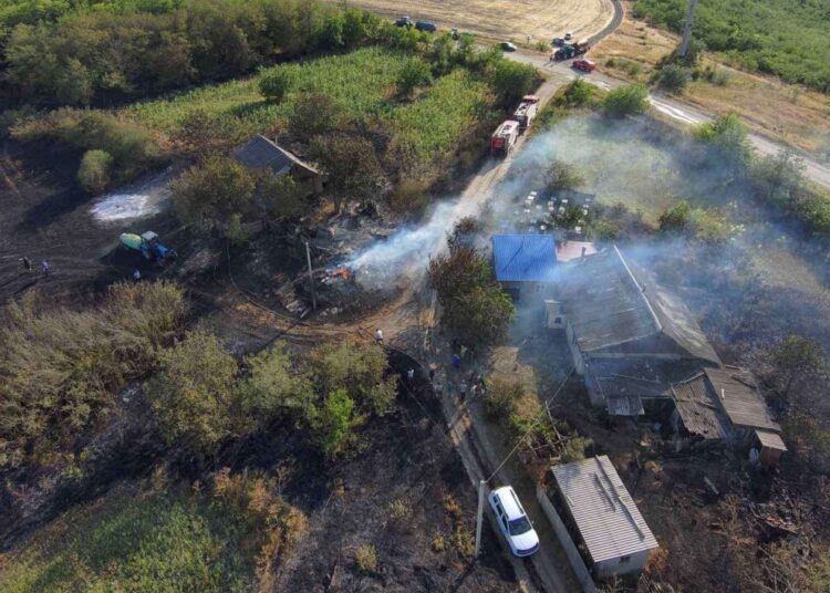 FOTO // După unsprezece ore de luptă cu flăcările, pompierii au reușit lichidarea unui incendiu puternic în raionul Căușeni