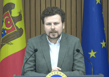 Ministerul Educației dezminte zvonurile că părinții trebuie să deschidă conturi noi pentru ajutorul de 1.000 de lei oferit elevilor