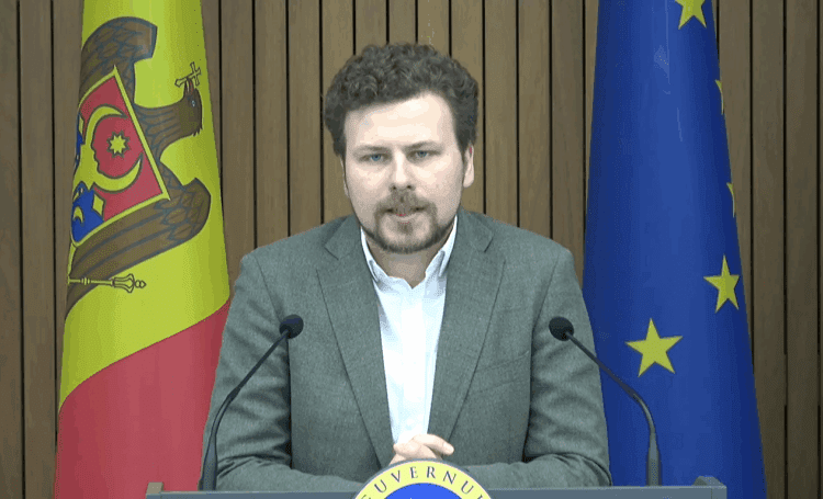 Ministerul Educației dezminte zvonurile că părinții trebuie să deschidă conturi noi pentru ajutorul de 1.000 de lei oferit elevilor