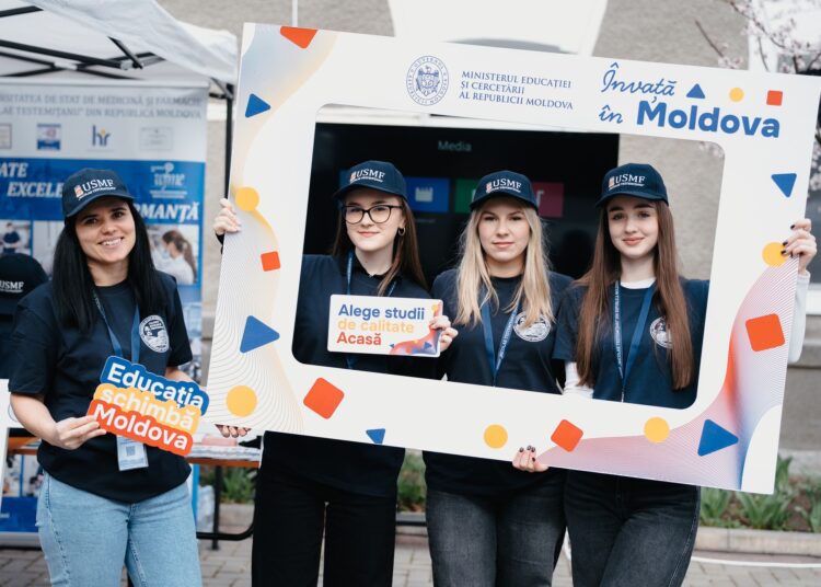 Un număr record de absolvenți de liceu au ales în acest an să învețe în universitățile din R. Moldova