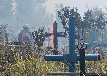 FOTO// Cimitirul din satul Costești a fost cuprins de flăcări în după amiaza zilei de ieri