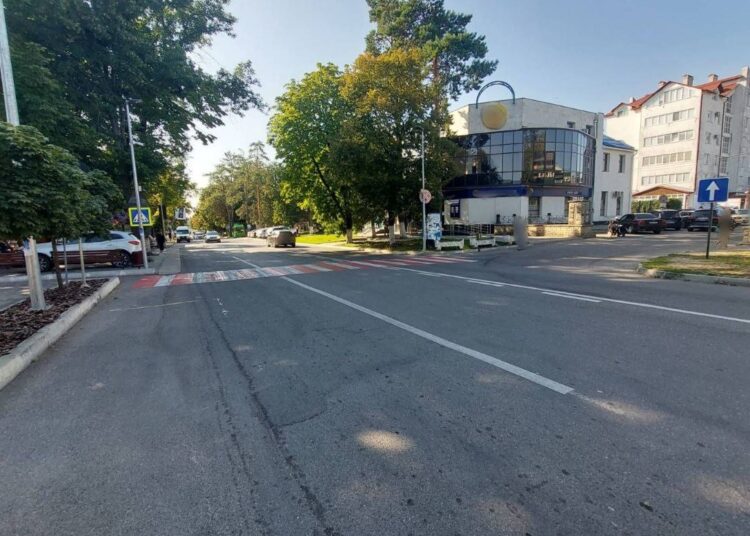 Tamponare de pieton pe o stradă din Edineț. O femeie, transportată la spital