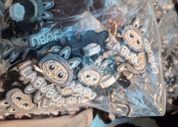 FOTO// Lot de etichete din cauciuc Labubu, fără acte de proveniență, oprit la vamă