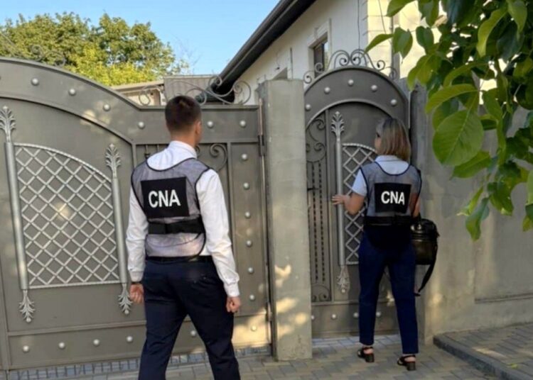 Un arhitect din Comrat, reținut de CNA pentru trafic de influență și corupere pasivă